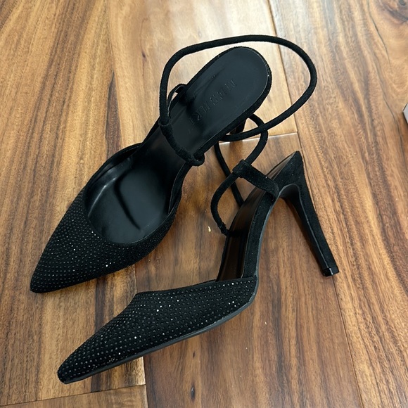 Black Pumps - Picture 6 of 6